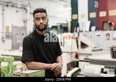 Portrait d'étudiant homme confiant en atelier Banque D'Images