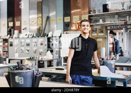 Portrait d'un étudiant de lycée de sexe masculin confiant en atelier Banque D'Images