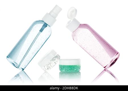 ensemble de lotions et de gel de nettoyage isolés sur fond blanc Banque D'Images