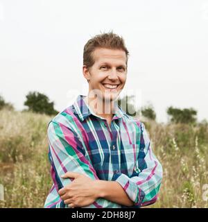 Portrait d'un beau homme mi-adulte souriant Banque D'Images