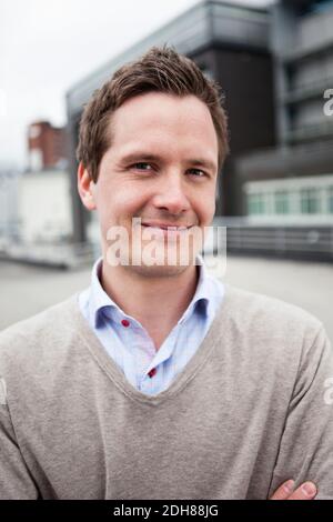 Gros plan portrait d'un homme souriant Banque D'Images