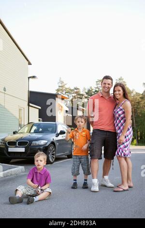 Portrait d'une famille heureuse dans la rue Banque D'Images