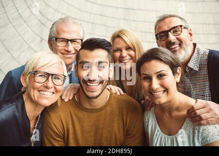 Équipe de professionnels confiants souriant au bureau Banque D'Images