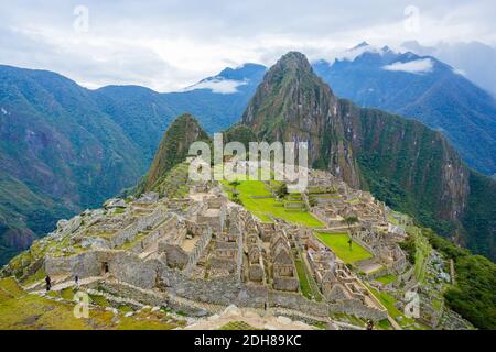 Vue panoramique classique des ruines de l'Inca cachée Ville de Machu Picchu et la vallée de la rivière Urubamba avec Huayna Picchu se lève derrière Banque D'Images