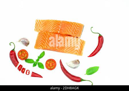 Morceau de saumon isolé sur blanc, ail, piment rouge citron, tomate Banque D'Images