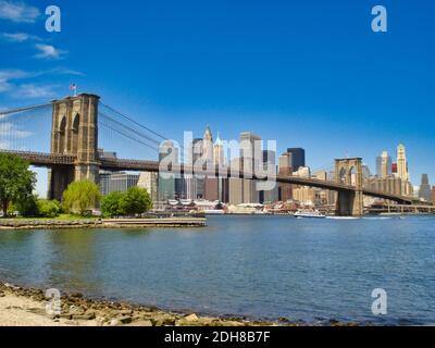 NEW YORK, ÉTATS-UNIS - 13 mai 2008 : New York, États-Unis, 2008 mai : New York Manhattan View avec le pont de brooklyn Banque D'Images