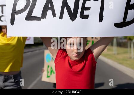 Groupe d'élèves de l'école primaire marchant lors d'une marche de protestation Banque D'Images