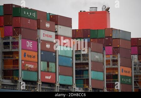 Vue générale des conteneurs à bord du navire à conteneurs MOL Treasure lors de son amarrage au terminal à conteneurs DP World à Southampton Docks. Banque D'Images