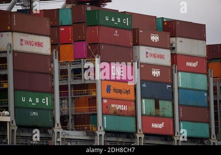 Vue générale des conteneurs à bord du navire à conteneurs MOL Treasure lors de son amarrage au terminal à conteneurs DP World à Southampton Docks. Banque D'Images