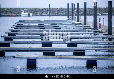 Boltenhagen, Allemagne. 10 décembre 2020. Des étages d'atterrissage vides flottent sur l'eau dans le port de la station de vacances 'Weiße Weck' sur la mer Baltique. En raison du verrouillage partiel de la couronne, les hôtels, les restaurants et les installations touristiques sur la côte de la mer Baltique dans le Mecklembourg-Poméranie-Occidentale sont fermés. Credit: Jens Büttner/dpa-Zentralbild/dpa/Alay Live News Banque D'Images