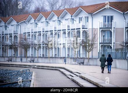 Boltenhagen, Allemagne. 10 décembre 2020. Deux femmes marchent à travers le complexe fermé de l'hôtel 'Weiße Weck' à la mer Baltique. En raison du verrouillage partiel de la couronne, les hôtels, les restaurants et les installations touristiques sur la côte de la mer Baltique dans le Mecklembourg-Poméranie-Occidentale sont fermés. Credit: Jens Büttner/dpa-Zentralbild/dpa/Alay Live News Banque D'Images