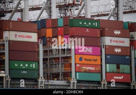 Vue générale des conteneurs à bord du navire à conteneurs MOL Treasure lors de son amarrage au terminal à conteneurs DP World à Southampton Docks. Banque D'Images