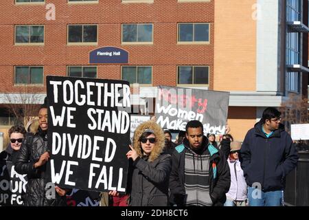 MENOMONIE, WISCONSIN, ÉTATS-UNIS - 16 févr. 2017 : les étudiants de l'université du Wisconsin ont osés accueillir et participer à un M Black Lives Banque D'Images