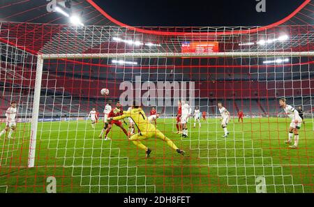 Niklas SUELE, FCB 4 Eric MAXIM CHOUPO-MOTING (FCB 13) concourent pour le ballon, la lutte, le duel, la tête, zweikampf, l'action, la lutte contre GUILHERME, Lok Moskau Nr. 1 dans le match FC BAYERN MUENCHEN - LOKOMOTIVE MOSKAU 2-0 du groupe de football UEFA Champions League Stage à Munich, le 9 décembre 2020/2021, saison 2020. © Peter Schatz / Alamy Live News Banque D'Images