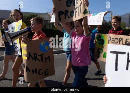 Groupe d'élèves de l'école primaire marchant lors d'une marche de protestation Banque D'Images