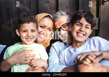 Portrait de famille heureuse à l'extérieur de la maison Banque D'Images