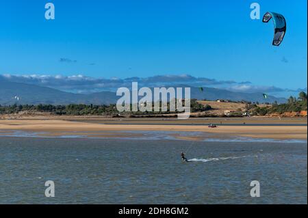 Alvor, Portugal - 17 août 2020 : kite surfeurs à l'estuaire d'Alvor près de la ville d'Alvor, en Algarve, Portugal, avec la montagne Monchique sur le Banque D'Images