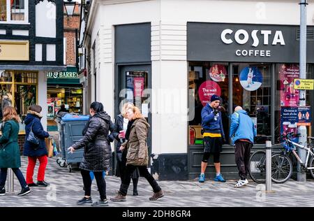 Kingston London, décembre 09 2020, Shoppers Walking passez devant UN High Street Costa Coffee Shop Banque D'Images