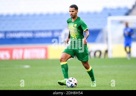 Le joueur de football espagnol Jonathan Viera de Beijing Sinobo Guoan F.C. garde le ballon pendant le quart de finale du match de la Ligue des champions de l'AFC 20/21 (ACL) Banque D'Images