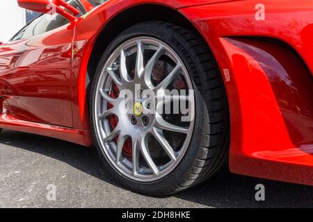 Gros plan sur la roue et la voûte plantaire en alliage d'argent Sur un rosso rouge corsa Ferrari F430 coupé sport Banque D'Images