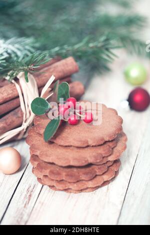 Biscuits et épices de Noël sur la table Banque D'Images