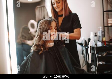 Salon de coiffure travaillant avec le client en salon Banque D'Images