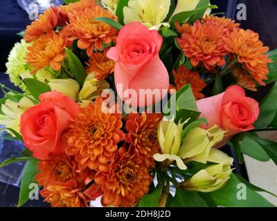 Belles roses roses roses et pâquerettes orange dans un bouquet floral Banque D'Images