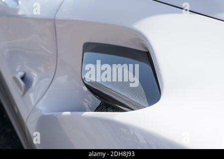 Gros plan de l'insert en fibre de carbone sur le Prise d'air latérale d'un cabriolet Ferrari F8 Spider blanc voiture de sport Banque D'Images