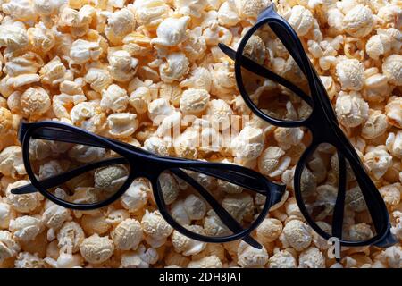 Les lunettes 3 D sont à l'arrière-plan de pop-corn à joues. Lunettes pour films 3D Banque D'Images