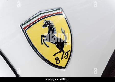 Gros plan sur l'emblème du logo du cheval Sur le côté de Ferrari F8 blanc Spider convertible sport voiture Banque D'Images