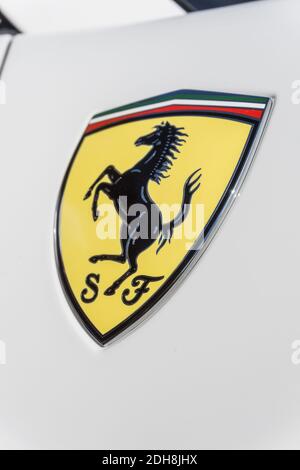 Gros plan sur l'emblème du logo du cheval Sur le côté de Ferrari F8 blanc Spider convertible sport voiture Banque D'Images