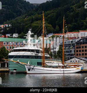 Yacht, bateau maison Anawa, et bateau à voile loyal, dans le port de Bergen, Norvège. Banque D'Images