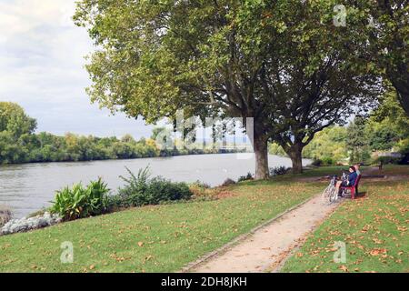 Cyclistes prenant une pause sur la piste cyclable de la rivière près de Kelsterbach am main , Hesse , Allemagne , Europe Banque D'Images