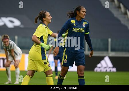Turin, Italie. 09e décembre 2020. Sarah Bouhadi de l'Olympique Lyonnais et Wendie Renard de l'Olympique Lyonnais lors du match de l'UEFA Women's Champions League entre Juventus et Lyon au stade Allianz le 9 décembre 2020 à Turin, en Italie. (Photo par Alberto Gandolfo/Pacific Press/Sipa USA) Credit: SIPA USA/Alay Live News Banque D'Images