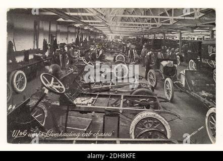 Carte postale originale du début des années 1900 de l'usine d'Acton Vale du Cros Motor Works, W&G Works, révision du châssis de cabine, photo de Campbell Gray, Royaume-Uni vers 1910 Banque D'Images