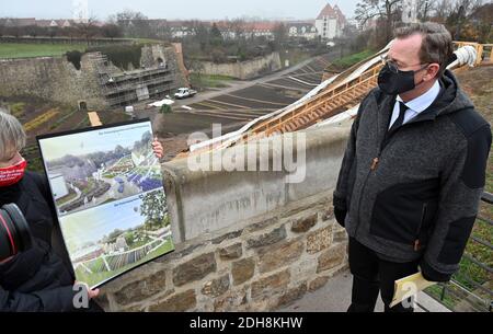 Erfurt, Allemagne. 10 décembre 2020. Bodo Ramelow (Die Linke), Ministre-président de la Thuringe, visite le futur Bundesgartenschaugelände sur le Petersberg. Le Federal Horticultural Show 2021 se tiendra à Erfurt du 23 avril au 10 octobre 2021. Credit: Martin Schutt/dpa-Zentralbild/dpa/Alay Live News Banque D'Images