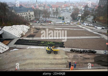 Erfurt, Allemagne. 10 décembre 2020. Les travaux de construction pour la conception du futur Bundesgartenschaugegelände sur le Petersberg progressent. Le Federal Horticultural Show 2021 se tiendra à Erfurt du 23 avril au 10 octobre 2021. Credit: Martin Schutt/dpa-Zentralbild/dpa/Alay Live News Banque D'Images