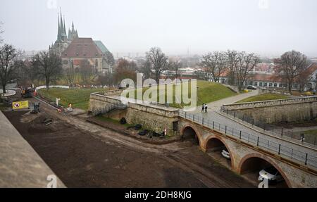 Erfurt, Allemagne. 10 décembre 2020. Les travaux de construction pour la conception du futur Bundesgartenschaugegelände sur le Petersberg progressent. Le Federal Horticultural Show 2021 se tiendra à Erfurt du 23 avril au 10 octobre 2021. Credit: Martin Schutt/dpa-Zentralbild/dpa/Alay Live News Banque D'Images