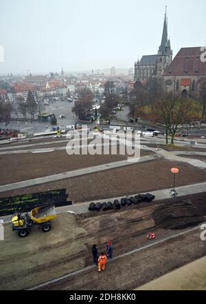 Erfurt, Allemagne. 10 décembre 2020. Les travaux de construction pour la conception du futur Bundesgartenschaugegelände sur le Petersberg progressent. Le Federal Horticultural Show 2021 se tiendra à Erfurt du 23 avril au 10 octobre 2021. Credit: Martin Schutt/dpa-Zentralbild/dpa/Alay Live News Banque D'Images