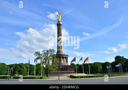 Une vue sur la colonne dorée de 67 mètres de haut qui commémore la victoire dans la guerre prussienne – danoise dans la ville allemande de Berlin. Banque D'Images