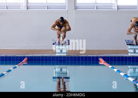 Les nageurs plongent dans la piscine Banque D'Images