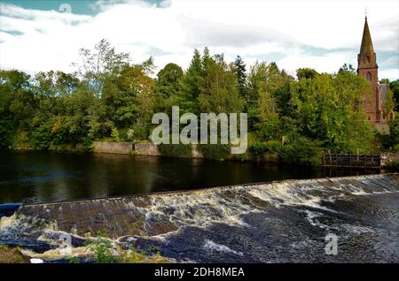 Une vue sur un déversoir artificiel sur la rivière Ericht Dans la ville de Blairgowrie, dans le Perthshire, en Écosse Banque D'Images