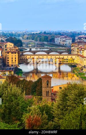 Vue sur la ville avec Ponte Vecchio, Florence, Italie Banque D'Images