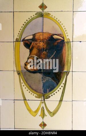 Un panneau de bouchers à l'ancienne à l'entrée d'un boutique réalisée avec des carreaux vitrés représentant la tête d'un taureau dedans Corwen-Nord-Galles Banque D'Images