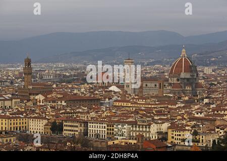 Paysage urbain de la ville de Florence et Dom Santa Maria del Fiore depuis la Piazzale Michelangelo Banque D'Images