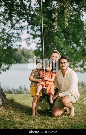 Portrait de la famille avec le syndrome de Down fille appréciant des vacances d'été par lac Banque D'Images