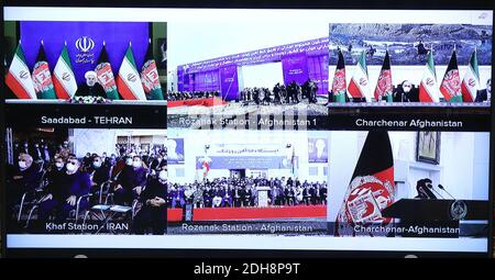 Téhéran, Iran. 10 décembre 2020. Une photo mise à disposition par le site officiel du bureau présidentiel iranien d'un écran montrant la cérémonie d'inauguration des opérations ferroviaires de Herat-Khaf reliant l'Iran et l'Afghanistan, à Téhéran, en Iran, le 10 décembre 2020. Le chemin de fer Herat-Khaf, officiellement ouvert le 10 décembre, est une voie de 130 km de long reliant la ville iranienne de Khaf à la province occidentale de Herat en Afghanistan, fournissant une liaison de transport cruciale pour l'Afghanistan sans littoral. Credit: Présidence iranienne/ZUMA Wire/Alamy Live News Banque D'Images