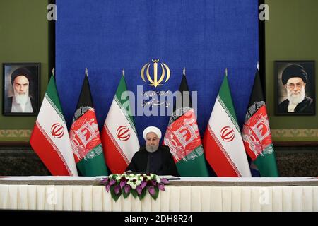 Téhéran, Iran. 10 décembre 2020. Une photo mise à disposition sur le site officiel du bureau présidentiel iranien montre que le président iranien Hassan Rouhani assistait par liaison vidéo à l'inauguration des opérations ferroviaires de Herat-Khaf reliant l'Iran et l'Afghanistan, à Téhéran, en Iran, le 10 décembre 2020. Le chemin de fer Herat-Khaf, officiellement ouvert le 10 décembre, est une voie de 130 km de long reliant la ville iranienne de Khaf à la province occidentale de Herat en Afghanistan, fournissant une liaison de transport cruciale pour l'Afghanistan sans littoral. Credit: Présidence iranienne/ZUMA Wire/Alamy Live News Banque D'Images