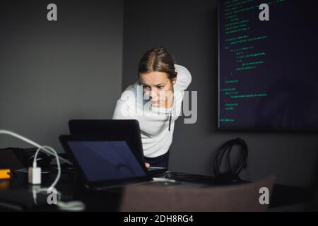 Envisager de travailler sur un ordinateur portable dans un bureau créatif Banque D'Images