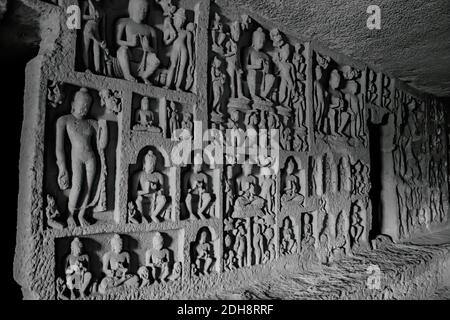 Mumbai, Inde - 22 octobre 2018 : intérieur des grottes de Kanheri avec des dieux sculptés à l'intérieur des grottes et des monuments coupés en roche découpés dans les forêts du S Banque D'Images